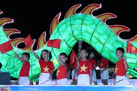 De grandes lanternes brillantes à l'occasion de la Fête de la mi-automne à Tuyen Quang