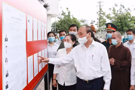Le président Nguyen Xuan Phuc en tournée dans les districts de Cu Chi et Hoc Mon à HCM-Ville