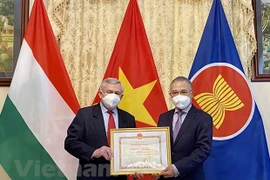 Les responsables de l'Association d'amitié Hongrie-Vietnam à l'honneur