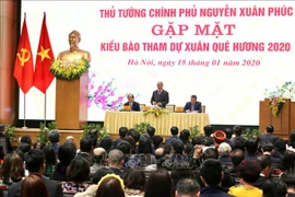 Rencontre entre le Premier ministre et des Viet kieu de retour au pays pour le Têt