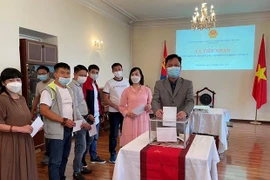 La communauté vietnamienne en Mongolie fait des dons pour soutenir la lutte contre le COVID-19