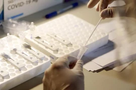 Hanoï renforce les tests de dépistage du SARS-CoV-2 