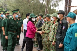 La vice-présidente Vo Thi Anh Xuan rend visite aux forces anti-épidémiques de Kien Giang