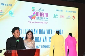 L’Ao dai traditionnel du Vietnam orné de fleurs de Tsumami du Japon