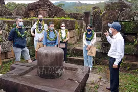 Des touristes étrangers visitent le patrimoine culturel mondial de My Son