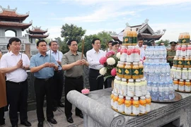 Le PM rend hommage au Président Hô Chi Minh et aux martyrs à Nghê An