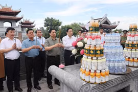 Le PM rend hommage au Président Hô Chi Minh et aux martyrs à Nghê An