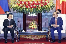 Le président Nguyen Xuan Phuc reçoit le Premier ministre lao