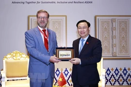 Le président de l’AN rencontre des dirigeants russe et népalais