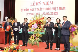 Le président de l’Assemblée nationale salue les médecins vietnamiens