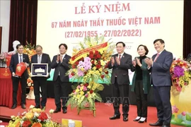 Le président de l’Assemblée nationale salue les médecins vietnamiens