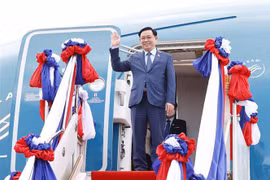 Le président de l’AN Vuong Dinh Huê entame sa visite officielle au Laos