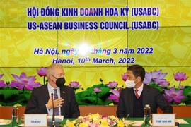 Un membre du Bureau politique parle business avec l’USABC