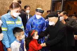 Le leader du PCV rend visite au Têt aux responsables et aux habitants de Hanoï