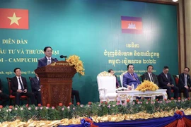 Les PM vietnamien et cambodgien à un forum sur la promotion du commerce et des investissements