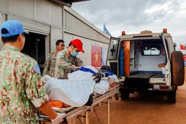 Victime d’une attaque cérébrale, un officier de l’ONU secouru par les médecins vietnamiens