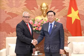 Le président de l’AN Vuong Dinh Huê reçoit le secrétaire général de l’AN et du Conseil d’État de Cuba