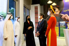 L’Émir de Dubaï visite la Maison des expositions du Vietnam à l’Expo 2020 Dubaï
