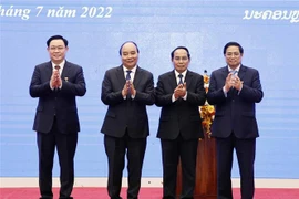 De hauts dirigeants vietnamiens reçoivent les Ordres du Laos