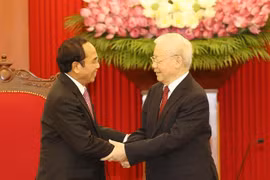 Le leader du PCV Nguyên Phu Trong reçoit le permanent du Secrétariat du PPRL et vice-président du Laos