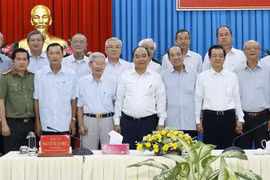 Le président Nguyen Xuan Phuc rencontre des anciens dirigeants d'An Giang