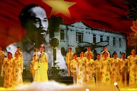 Spectacle louant le Président Ho Chi Minh dans la mégapole du Sud