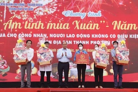 Le président Nguyen Xuan Phuc remet des cadeaux du Têt à des travailleurs à Ho Chi Minh-Ville