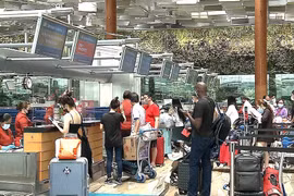 Vietnam Airlines effectue le vol transportant les premiers touristes internationaux au Vietnam