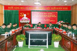 Des gardes-frontières vietnamiens et chinois s'entretiennent en ligne