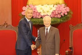 Le SG du Parti Nguyen Phu Trong reçoit le secrétaire du Comité municipal du Parti de Vientiane 