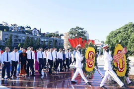 Le président Nguyên Xuân Phuc rend hommage aux héros et aux martyrs de Quang Ninh