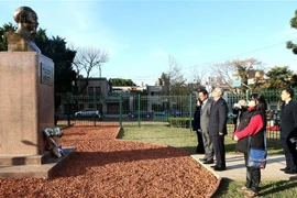 A la mémoire du Président Ho Chi Minh à l'étranger