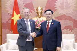 Le président de l'Assemblée nationale Vuong Dinh Hue reçoit l'ambassadeur britannique