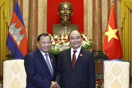 Le président Nguyen Xuan Phuc reçoit le président du Sénat du Cambodge Samdech Say Chhum