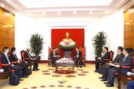 Le vice-PM et ministre singapourien des Finances reçu par le permanent du Secrétariat du PCV Vo Van Thuong