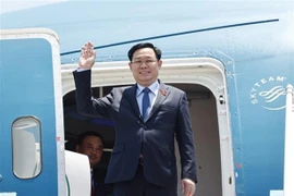 Le président de l’Assemblée nationale Vuong Dinh Huê part pour la Hongrie