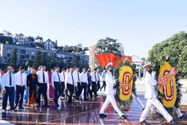 Le président Nguyên Xuân Phuc rend hommage aux héros et aux martyrs de Quang Ninh