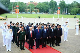 Fête nationale : les dirigeants rendent hommage au Président Hô Chi Minh