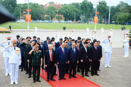 Fête nationale : les dirigeants rendent hommage au Président Hô Chi Minh