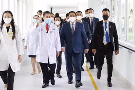 Le PM visite des établissements socio-économiques typiques des liens Vietnam-Cambodge