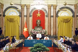 Le chef de l’Etat rencontre des membres exemplaires des ethnies minoritaires de Cao Bang