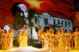 Spectacle louant le Président Ho Chi Minh dans la mégapole du Sud