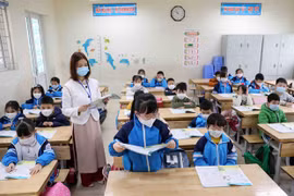 Les élèves élémentaires et de 6e en banlieue de Hanoï retournent à l'apprentissage en ligne