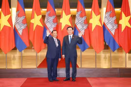 Le président de l’Assemblée nationale du Vietnam s’entretient avec le président du Sénat du Cambodge 