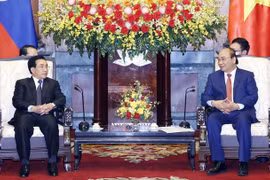 Le président Nguyen Xuan Phuc reçoit le Premier ministre lao
