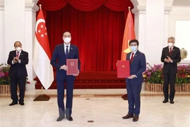 Le Front de la Patrie du Vietnam et l’Association du peuple de Singapour boostent leur coopération