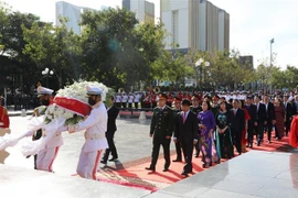 Hommage aux héros devant le Monument de l’amitié Vietnam-Cambodge