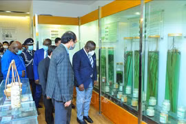 Le président de Sierra Leone en visite à l'Académie des sciences agricoles du Vietnam