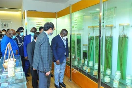Le président de Sierra Leone en visite à l'Académie des sciences agricoles du Vietnam
