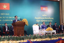 Les PM vietnamien et cambodgien à un forum sur la promotion du commerce et des investissements